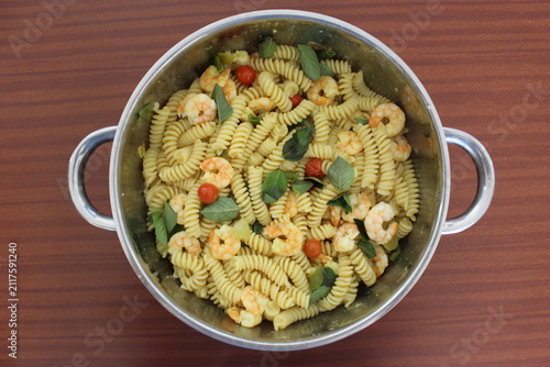 Pâtes (fusilli) aux crevettes et au basilic