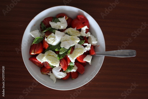 Salade de tomates à la Mozzarella et au basilic