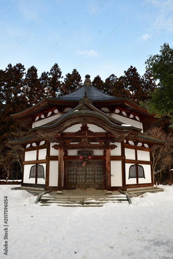 Fototapeta premium 雪景色の福満虚空藏菩薩圓藏寺（福島県柳津町）