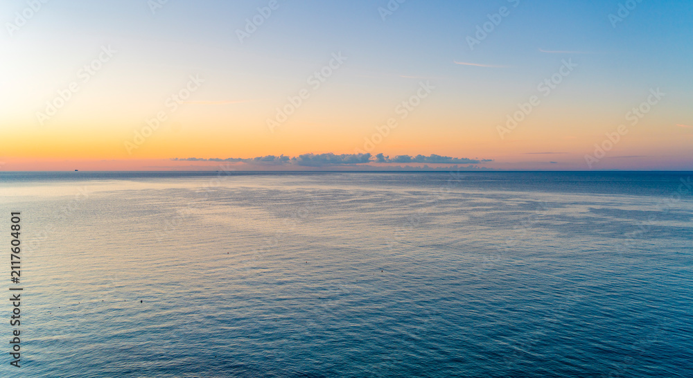 Obraz premium Sundown over sea