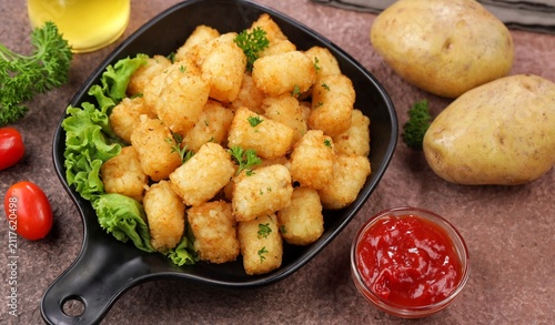 Foto Delicious fried potatoes known as tater tots or pom pom potato