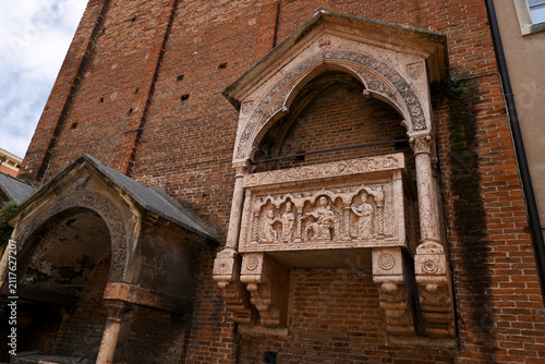 Tombe médiévale de Bartolomeo Dussaini sur la façade de l'église San Pietro Martire à Vérone