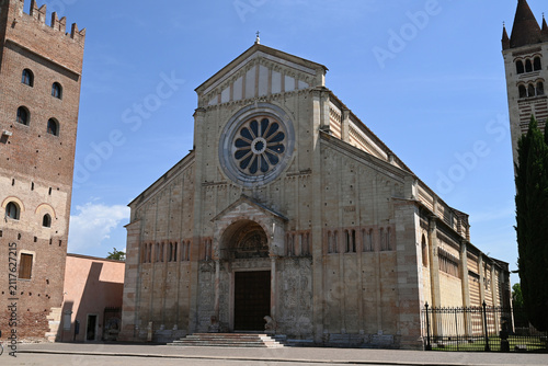 Basilique saint-Zénon et son campanile dans la ville de Vérone avec l'oratoire de San Benedetto sur la gauche