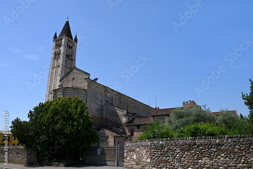 Basilique saint-Zénon et son campanile dans la ville de Vérone