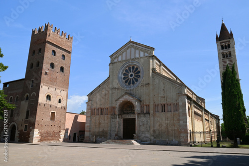 Basilique saint-Zénon et son campanile dans la ville de Vérone avec l'oratoire de San Benedetto sur la gauche