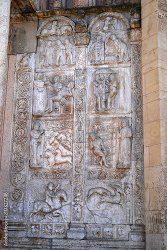 Détail de scènes religieuses sculptées de l'entrée  de la basilique saint-Zénon dans la ville de Vérone