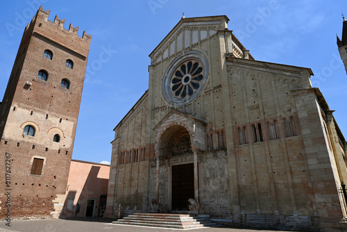 Basilique saint-Zénon et son campanile dans la ville de Vérone avec l'oratoire de San Benedetto sur la gauche