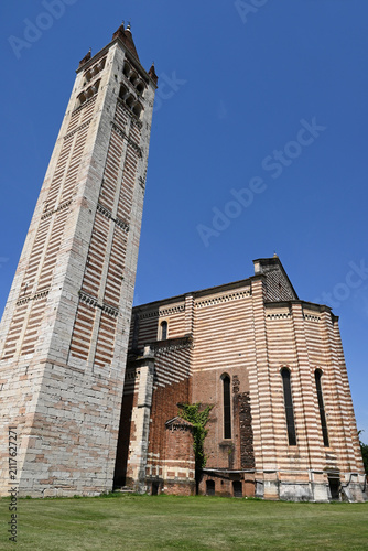 Basilique saint-Zénon et son campanile dans la ville de Vérone