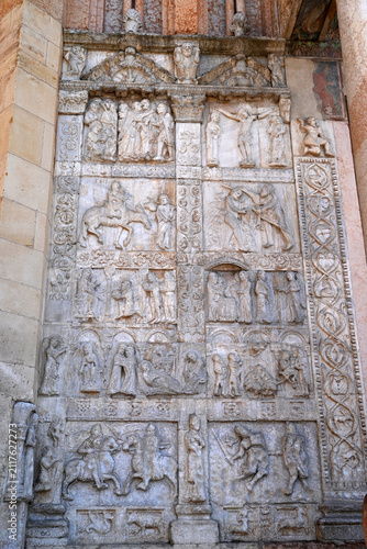 Détail de scènes religieuses sculptées de l'entrée  de la basilique saint-Zénon dans la ville de Vérone