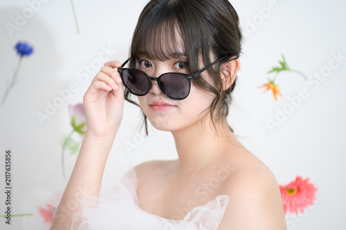 サングラスをかけたウェディングドレス姿の日本人女性