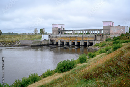 Foto The historical building of the Rybinsk hydroelectric power station on the Volga