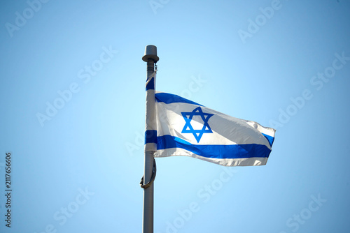 Canvastavla The Israeli flag on a flag pole at Toronto City Hall’s Nathan Phillips Square