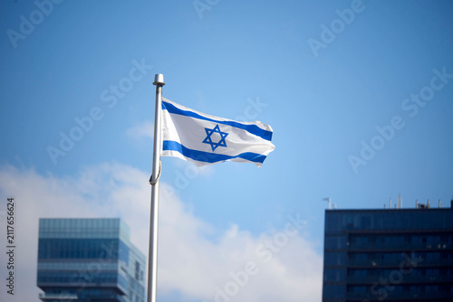 Bild auf Leinwand The Israeli flag on a flag pole at Toronto City Hall’s Nathan Phillips Square