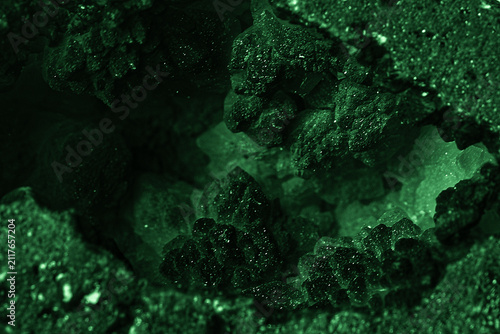 Foto Close up of a green geode stone revealing crystalline formations inside