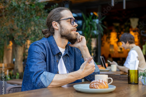 Obraz na plátne Caucasian man talking on the phone and looking involved