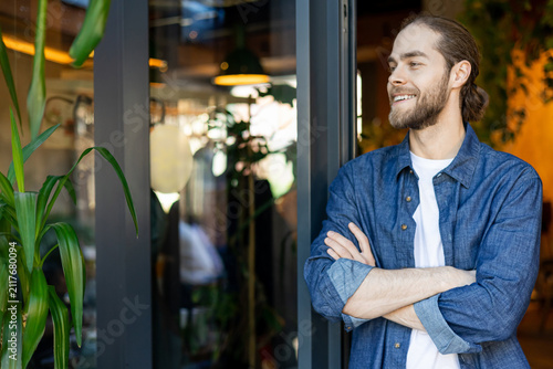 Fotografie Young bearded caucasian man looking contented and resolute