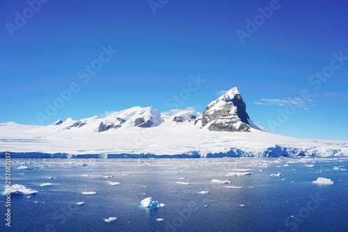 Cuadro en lienzo Snow Covered Mountain @ Antarctica