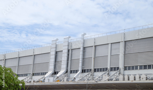 Foto Industrial ventilation exhausts ducts and air conditioning system on outer wall of modern factory building