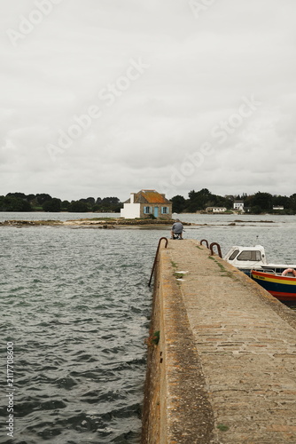 Fotografie Ponton et île de Saint-Cado dans le Morbihan située dans la rivière d'Étel, sur
