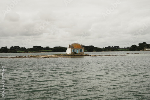 Fotografía Petite maison sur l'île de Saint-Cado dans le Morbihan située dans la rivière d'