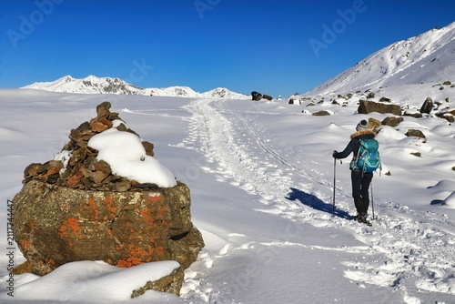 Randonnée en raquettes de neige en hiver