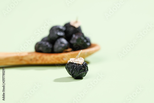 Foto Qinghai Black Wolfberries Fresh Goji Berries Studio Shot Wooden Spoon Healthy Su