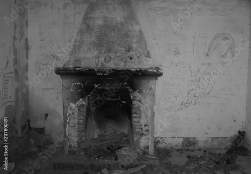 Obraz na plátně Antigua chimenea de leña rota y abandonada en el interior de una casa en ruinas