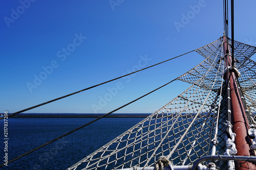 Canvastavla Bowsprit and rigging of a traditional sailing ship against blue sea and horizon