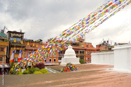 Foto Colorful Tibetan Prayer Flags Over Boudhanath Stupa Area in Kathmandu, Nepal