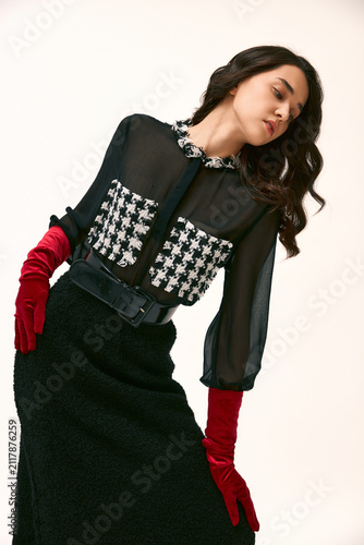 Foto Young woman exudes confidence in stylish attire with a trendy vibe
