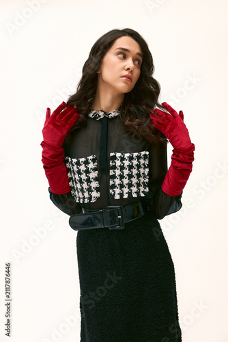 Fotografía Young woman exuding confidence and style in a chic fashion statement with striki