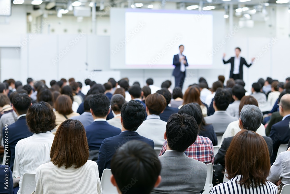 Obraz premium ビジネスセミナーで多くの参加者が集中し講演を熱心に聞く風景