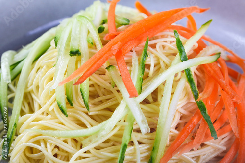 фотографія Cold Asian Noodle Salad with Fresh Julienned Vegetables and Crisp Textures
