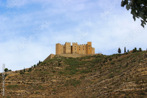 Bild auf Leinwand Burg von Mequinenza auf einem Hügel in Aragón, Spanien