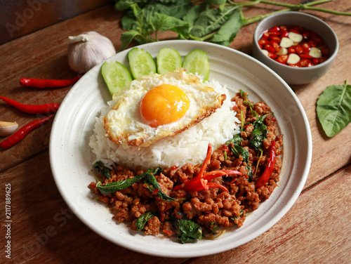 Cuadro en lienzo Stir-fried minced pork with Thai basil and a fried egg on rice