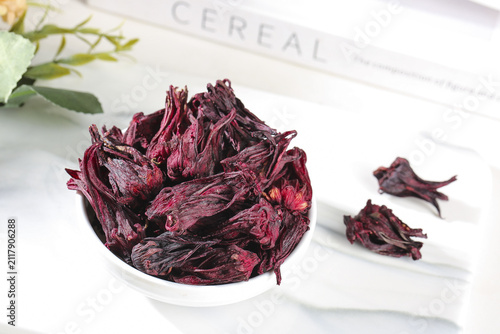 Foto Traditional Dried Hibiscus Flower Petals for Healthy Herbal Tea Making in White
