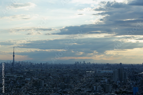 Foto 夏の夕暮れ 光芒が差し込む東京の広大な都市景観 / Panoramic summer dusk over Tokyo cityscape with crepus