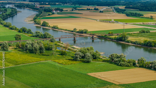 Weite Landschaft mit Fluss, Brücke und Feldern in der Nähe einer Stadt