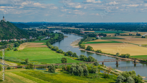 фотографія Schöne Landschaft mit Fluss, Feldern und Bäumen im Spätsommer in Deutschland