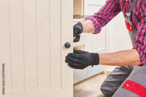 Quadro su tela Woodworking professional fastening door hinge screws, precise carpentry skills d