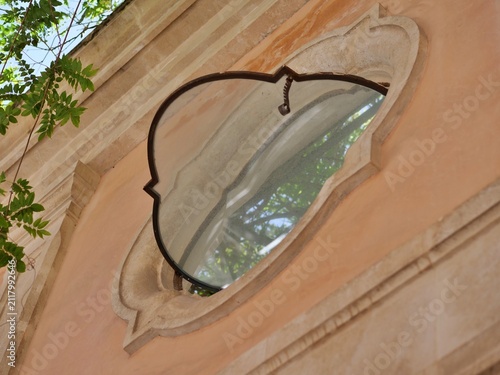 Cuadro en lienzo Unique Quatrefoil Window Frame on Warm Plaster Wall
