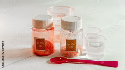 Foto Chemical reagents in a jar for a children's chemical experiment in a volcano