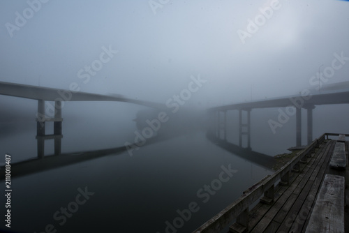 Obraz na plátne Imagem de duas pontes no nevoeiro