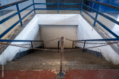 Obraz na plátně Abandoned entrance to Guadalajaras old bus terminal with concrete stairs leading downwards