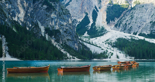 Foto Wooden boats floating on braies lake, dolomites, italy