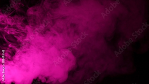 Foto Vibrant pink smoke swirling and dissipating against a dark background