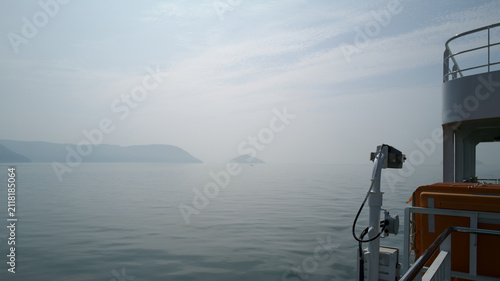 Fotografía Wide panoramic view of Seto Inland Sea islands from a ferry deck in Japan