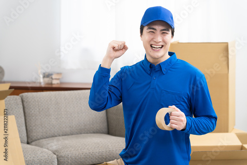 Fotografie 引っ越し業務を行う若い男性　ライフスタイルイメージ