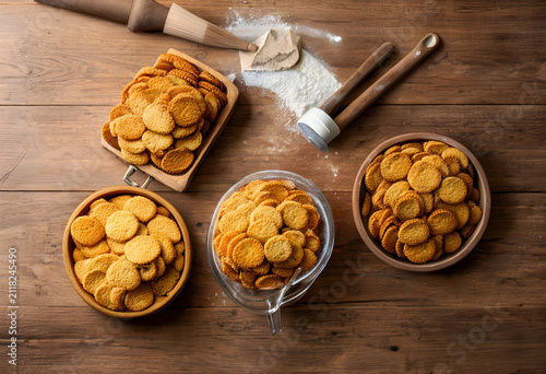Homemade round cookies in w...