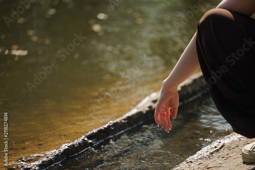 Fotografie Gentle touch of water brings calm to a warm afternoon by the riverbank